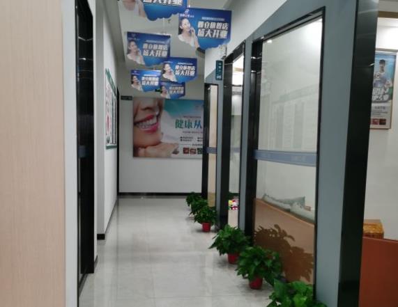 株洲市蘆淞泓明口腔門診部走廊