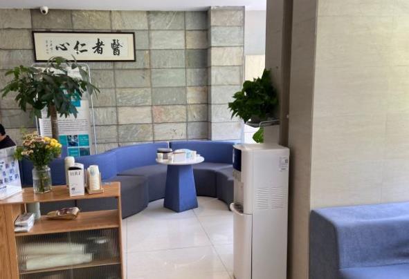 丹陽現(xiàn)代口腔門診部休息區(qū)