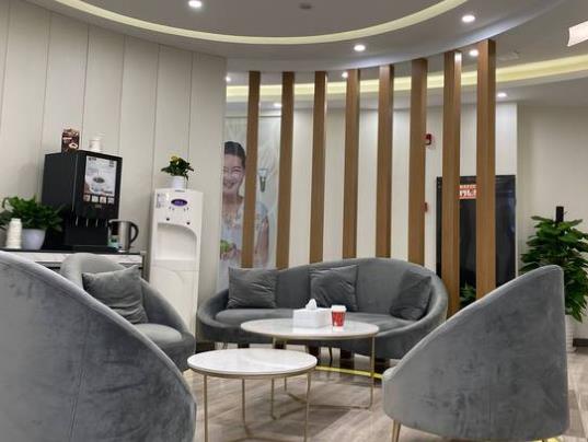 上海華爾康口腔門診部休息區(qū)