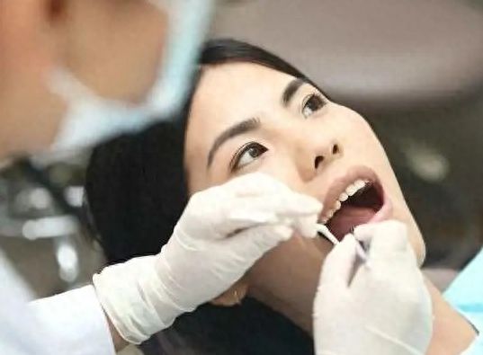 揭秘老年人種牙費(fèi)用：影響價(jià)格的因素有哪些？