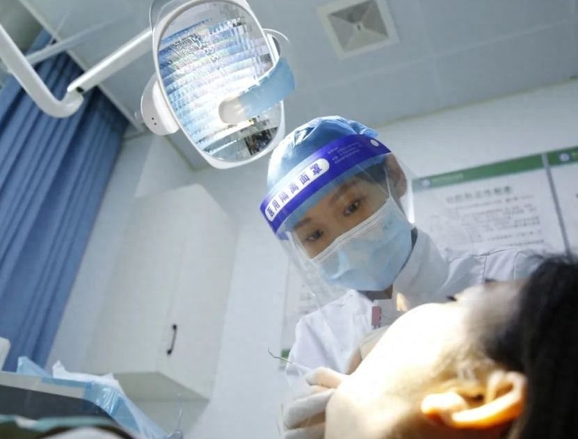 2024杭州西湖口腔醫(yī)院牙植術(shù)價(jià)格及專家排行